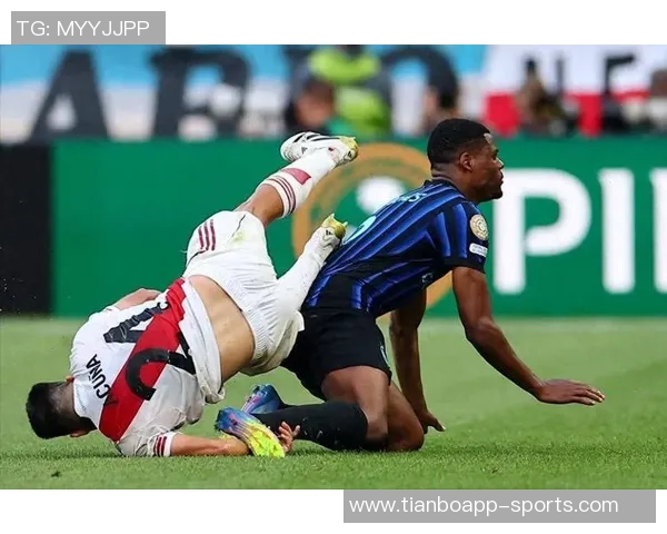 巴萨关注邓弗里斯解约金条款每年生效或将引发转会争夺战