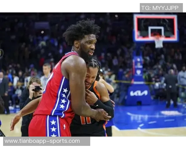 亨特快攻如闪电起飞骑扣恩比德大帝瞬间跪倒场上震撼全场 亨特快攻如闪电起飞骑扣恩比德大帝瞬间跪倒场上震撼全场